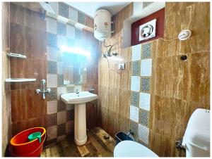 Koupelna v ubytování Hotel R-R - Residency Nainital Near Mall Road & Lake - Free Wi-Fi -Restaurant - Best Vacation Stay with Family - Top Rated Hotel In Nainital