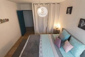 Ένα ή περισσότερα κρεβάτια σε δωμάτιο στο L'Escala Arles Centre