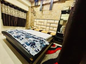 En eller flere senge i et værelse på Shree Vrindavan dham