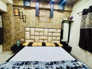 En eller flere senge i et værelse på Shree Vrindavan dham