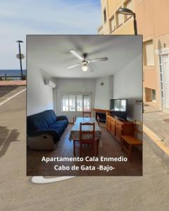 Μια τηλεόραση ή/και κέντρο ψυχαγωγίας στο Apartamentos Cala Enmedio Cabo de Gata