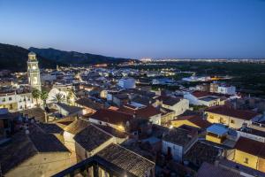 una vista aérea de una ciudad por la noche en Alojamento turistico Perla, en Ador