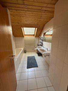 Ένα μπάνιο στο Ferienwohnung AA-Waldhausen OG +23 φωτογραφίες