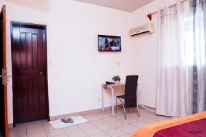 TV a/nebo společenská místnost v ubytování Hôtel Services Plus
