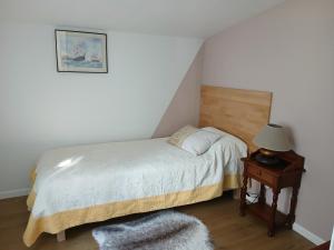 a bedroom with a bed and a table with a lamp at Maison indépendante à la campagne proche centre urbain in Muret