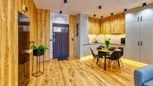 Kuchyň nebo kuchyňský kout v ubytování Apartament WoodLux z prywatną sauną + 9 fotografií