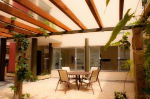 an outdoor patio with a table and chairs at Hotel Premium Pirassununga in Pirassununga