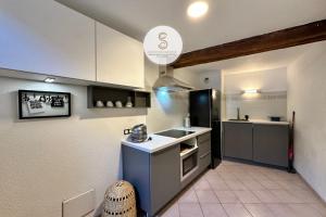 a kitchen with a sink and a stove top oven at Numéro Quarante Arles Center in Arles +12 photos