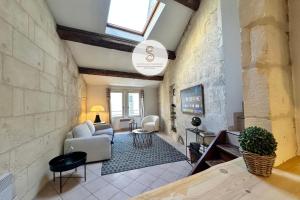 a large living room with a stone wall at Numéro Quarante Arles Center in Arles