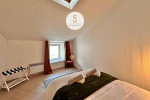a bedroom with a bed and a window at Numéro Quarante Arles Center in Arles