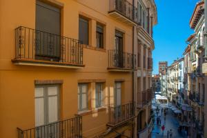 an alley in a city with buildings at Los Amantes de Teruel viven aquí in Teruel