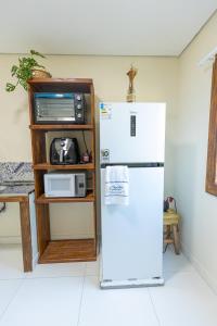 Dapur atau dapur kecil di Mogi dos Passaros casa container azul