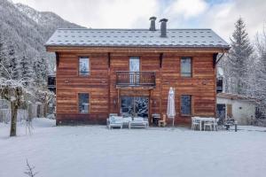 夏蒙尼-勃朗峰Luxurious Chalet Verney - 8 people的小木屋,带雪地甲板