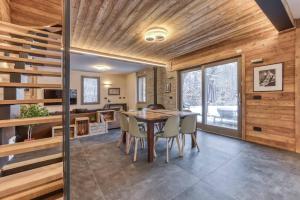 夏蒙尼-勃朗峰Luxurious Chalet Verney - 8 people的厨房兼餐厅，配有桌椅