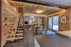 夏蒙尼-勃朗峰Luxurious Chalet Verney - 8 people的木房子,客厅设有螺旋楼梯
