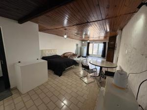 una sala de estar con una cama y una mesa en Central City 2, en San Andrés de Giles
