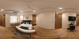 ein Wohnzimmer mit einem Bett in der Mitte eines Zimmers in der Unterkunft HOTEL ABODE in Shillong