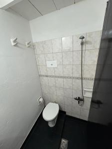 un baño con inodoro y ducha en Central City 2, en San Andrés de Giles