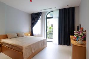 ハノイにあるValora Residence West lake - 31 Xuan Dieuのベッドと大きな窓のある寝室