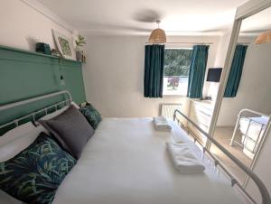 Postel nebo postele na pokoji v ubytování Chichester House I Garden with Hot Tub I Free Parking I Nearby Beaches I Chichester Holiday Properties