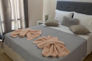 ミティリニにあるVernardaki apartmentのベッド1台(タオル2枚付)