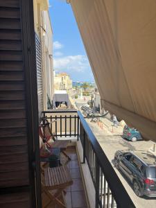 Un balcón con vista a un estacionamiento. en Kanakakis home, en Áyios Andónios 7 fotos más