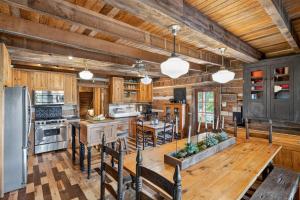 Η κουζίνα ή μικρή κουζίνα στο Cabin Unbound - Historic Lakefront Comfort cabin