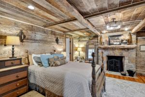 Ένα ή περισσότερα κρεβάτια σε δωμάτιο στο Cabin Unbound - Historic Lakefront Comfort cabin +23 φωτογραφίες