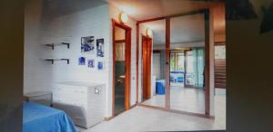 Habitación con 2 puertas en el lateral de una casa en Bilocale Levante G3, en Porto Rotondo