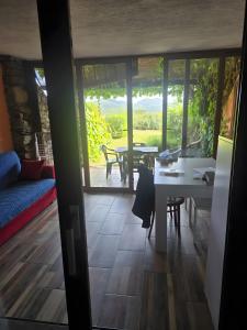 Ofrece vistas a una sala de estar con mesa y sillas. en Bilocale Levante G3, en Porto Rotondo