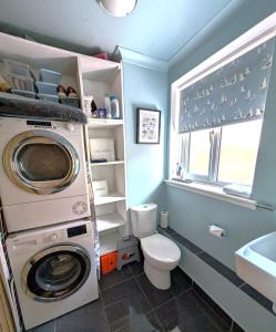 Koupelna v ubytování Chichester House I Garden with Hot Tub I Free Parking I Nearby Beaches I Chichester Holiday Properties