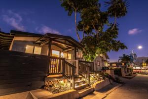 una casa con un porche con luces. en UrbanZen - Luxury Remodel - Hot Tub - WOW, en San Diego