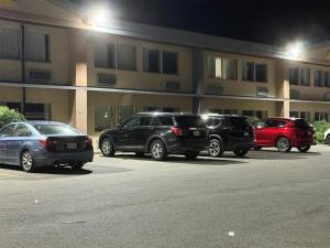 un grupo de coches aparcados delante de un edificio en SureStay by Best Western Brockville, en Brockville