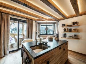 ヴァークラインにあるChalet in Wagrain near Ski Liftのシンクと大きな窓のあるキッチン