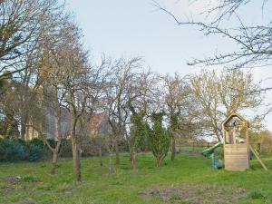 eine kleine Holzkonstruktion auf einem Feld mit Bäumen in der Unterkunft Princess Cottage in Martin + 4 Fotos