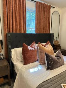 South SetauketにあるPrivate room Short walk to StonyBrook Universityの窓付きのベッド