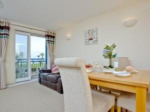 een eetkamer met een tafel en een bank bij 15 Belvedere Court in Paignton +18 foto's