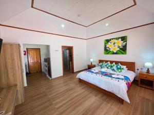 een slaapkamer met een groot bed in een kamer bij La Maison Figaro Guest House in La Réunion