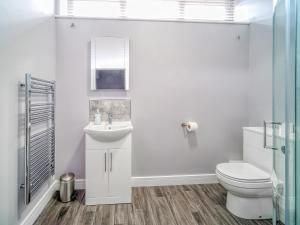 ein weißes Badezimmer mit Toilette und Waschbecken in der Unterkunft Apartment 3 The Beach Hut - Uk31822 in Great Yarmouth + 8 Fotos