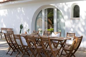 un tavolo e sedie di legno su un patio di Moorea Boutique - Only Adults a Chiclana de la Frontera