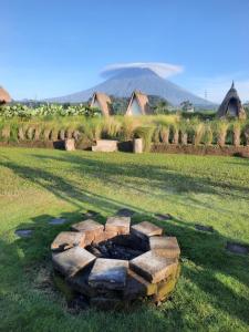 卡朗阿森Uma Buug的田野中间的石火坑