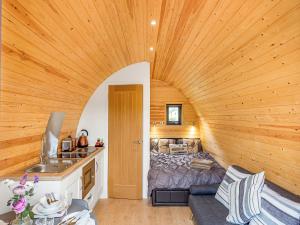 Una habitación con una cama en una habitación de madera. en Oak-Uk36258, en Llanfair Caereinion