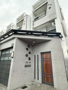 un edificio con una puerta en el costado en Tiansheng Anjia B&B, en Taitung