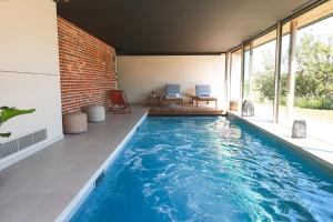 สระว่ายน้ำที่อยู่ใกล้ ๆ หรือใน Clos du Riez - Suites & SPA