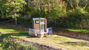 una casa di legno in un prato di Belvédère du Haut Bugey - Refuge dans les cépages a Boyeux-Saint-Jérôme Altre 39 foto