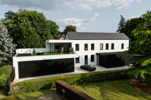 ein weißes Haus mit einem Auto in der Einfahrt in der Unterkunft Comme chez Lore in Namur