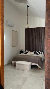 1 dormitorio con cama y banco. en Loftspa67, en Duppigheim