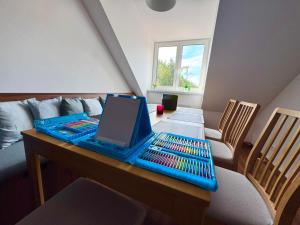 ヤーヒモフにあるApartmán Miládkaのノートパソコン付きのテーブルが備わる部屋