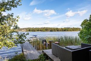 un molo con una barca sul lago di Lakefront Getaway in Hagaparken Central Stockholm a Stoccolma