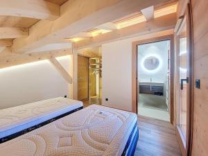 Postel nebo postele na pokoji v ubytování Chalet Le Pré Rosset 15 personnes accès navette + 20 fotografií